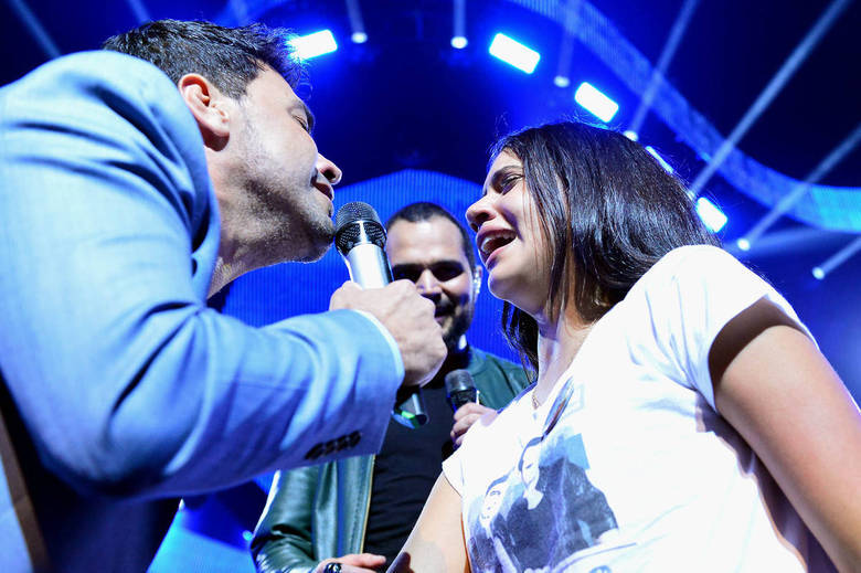 Outro momento emocionante foi quando uma fã subiu ao palco