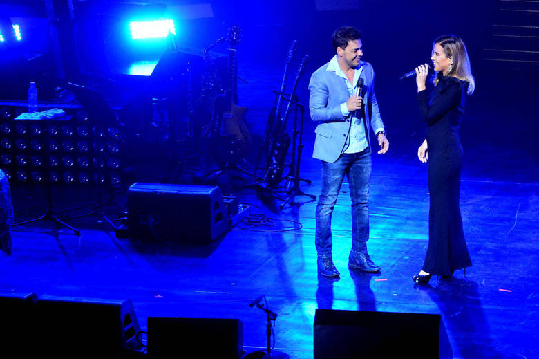 Um dos momentos mais emocionantes da noite foi o dueto surpresa entre Zezé Di Camargo e a filha, Wanessa