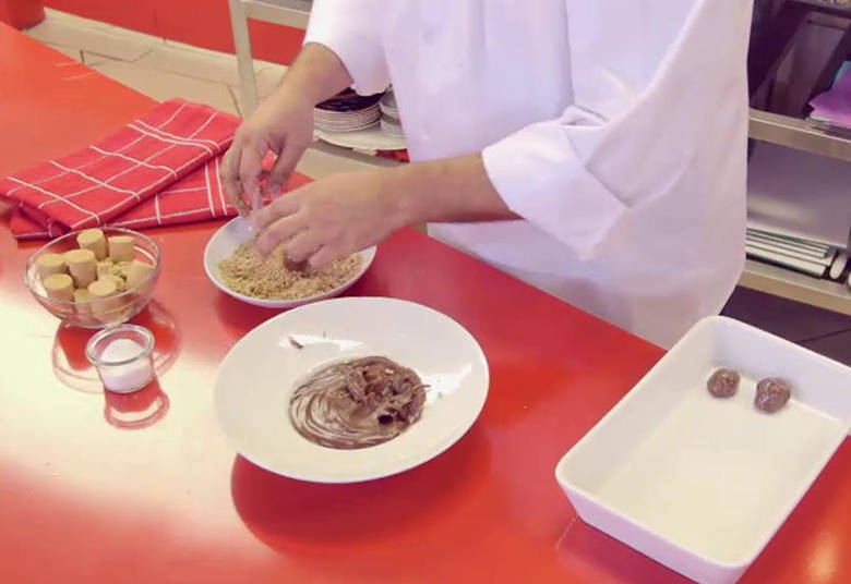 Para finalizar, Buddy dá uma dica especial: enrole os brigadeiros numa farofa de paçoca com um pouco de sal. Isso mesmo! O sal vai ajudar a balancear o sabor do doce+ Escolha o melhor bolo feito na Batalha dos Confeiteiros Brasil> Acesse o R7 Play e assista na íntegra a todos os programas da Record! Clique e experimente!