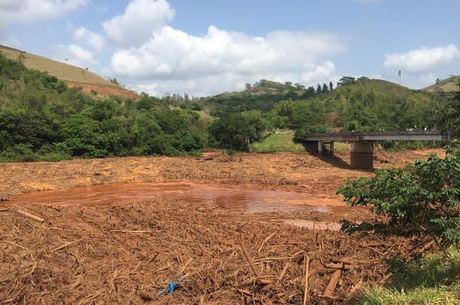 Amostra coletada 300 km depois de barragem detalha tragédia ambiental de mineradoras; Rio Doce foi severamente atingido