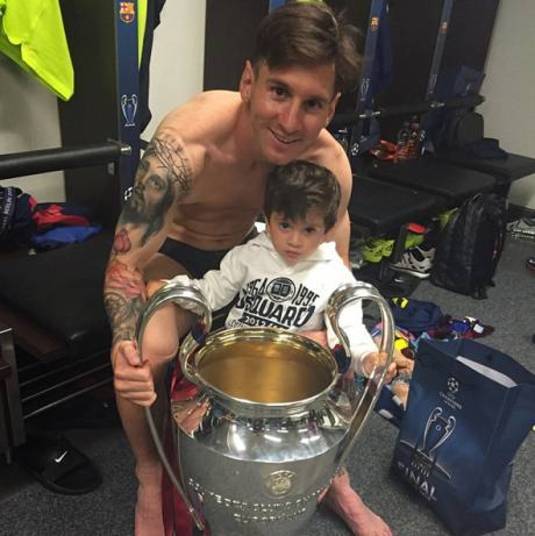 As taças que conquista no futebol também são motivo de ostentação para Messi