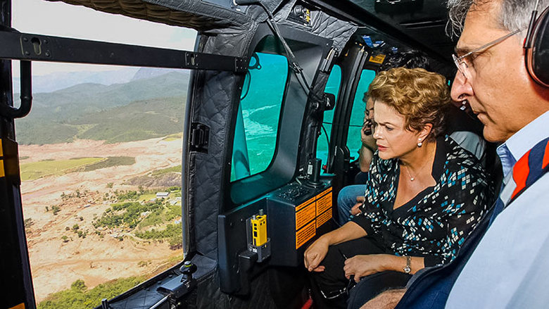 A presidente Dilma Rousseff sobrevoou as áreas afetadas pela lama que vazou de duas barragens que se romperam em Mariana (MG) nesta quinta-feira (12). Dilma estava acompanhada do governador de Minas Gerais, Fernando Pimentel, e dos ministros Izabella Teixeira (Meio Ambiente) e Gilberto Occhi (Cidades)