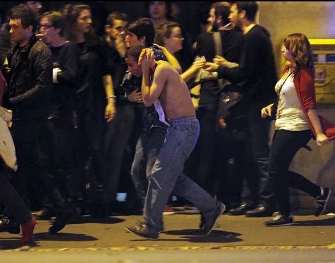 Na ação da polícia na casa de espetáculos Le Bataclán, onde cerca de cem pessoas morreram, três terroristas teriam sido abatidos. O grupo radical Estado Islâmico assumiu a autoria dos ataques em Paris. Na foto, multidão deixa o local após o ataque