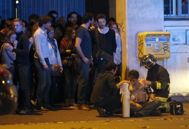 Durante a noite de sexta-feira, Paris
entrou em estado de guerra, mais de 1.500 soldados ocuparam as ruas da  cidade.

Na imagem, homem é socorrido após tiroteio