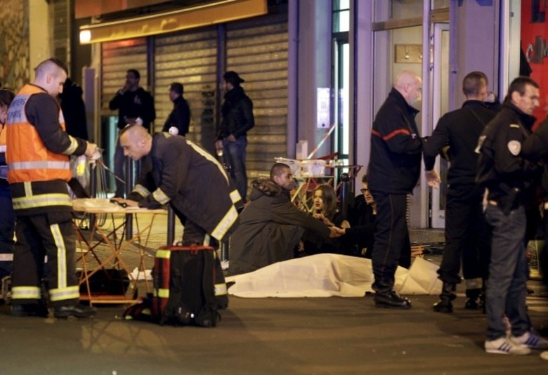 Pessoas que estavam em um
dos restaurantes alvo de ataque em Paris acompanharam o trabalho de equipes de socorro