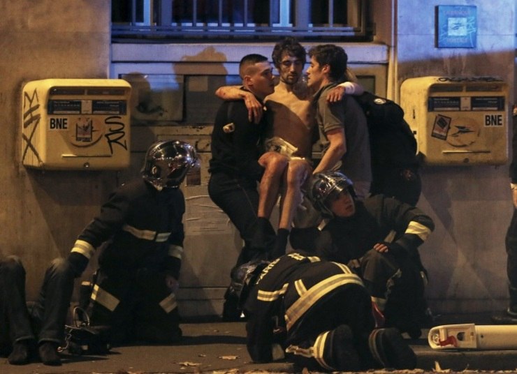 Sob emergência, estágio que não era decretado na França desde 2005, o governo francês passa a ter poderes para fechar lugares e restringir a circulação. Na foto, uma vítima ferida em um dos ataques é socorrida