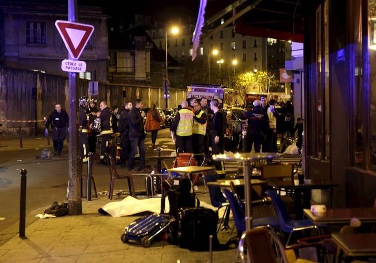 O primeiro ataque ocorreu
por volta das 21h20. Dois atiradores abriram fogo contra os restaurantes Petit
Cambodge e Le Carrillion, no 10º arrondissement, região nordeste da capital