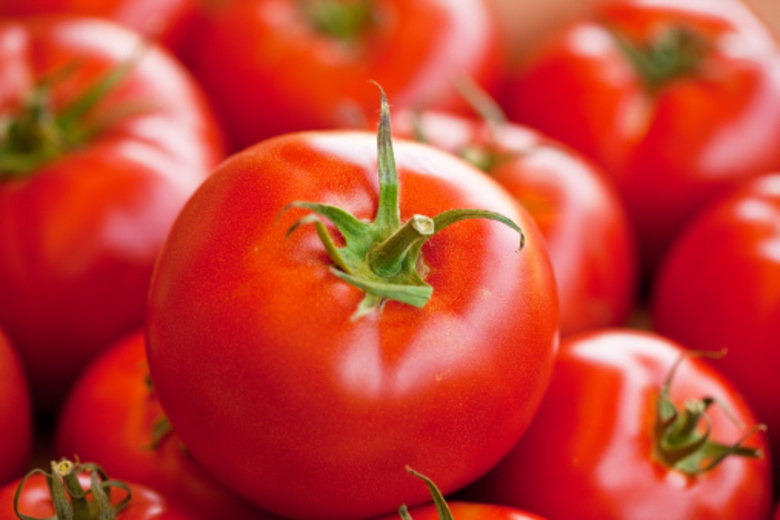 TomateTambém rico em glutationa, o tomate ajuda a desintoxicar o organismo. Além disso, possui licopeno, que protege contra o câncer de pulmão, de pele e de mama