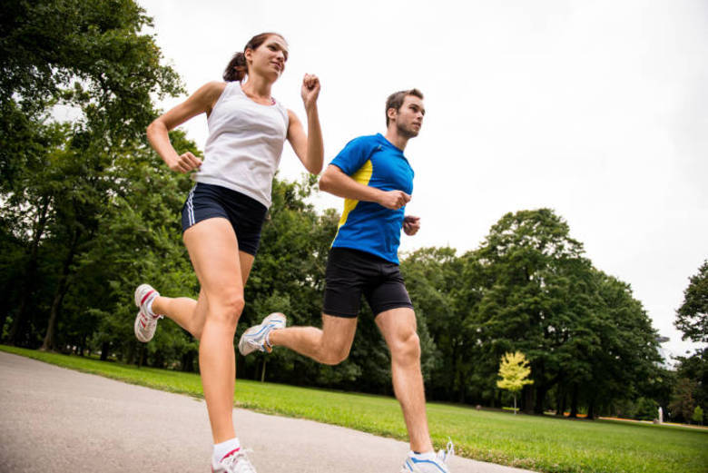 SegurançaUma das dicas do especialista é se atentar à segurança durante a prática dos exercícios. Quando eles forem feitos na rua, é preciso redobrar a atenção com buracos, inclinações do asfalto e, se for à noite, evitar lugares com pouca iluminação. Para quem for adepto do ciclismo, é importante não se esquecer dos equipamentos de proteção e segurança