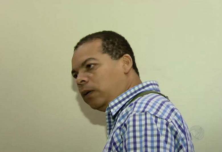 O funcionário público Paulo Henrique Ribeiro, de 45 anos, foi autuado em flagrante por estupro após abusar sexualmente de uma mulher dentro do metrô, no Rio de Janeiro. Essa não foi a primeira vez que o criminoso foi pego praticando abusos, já que em 2011 ele foi acusado de estuprar uma aluna de seis anos, na escola em que trabalhava como inspetor. Veja o caso na galeria!+ Quer ver tudo o que rolou no Cidade Alerta? Veja a íntegra no R7 Play