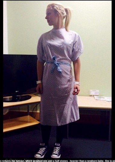 A primeira vez que Olivia percebeu algo de diferente em seu corpo foi
durante as férias de 2013. Mas foi só em novembro de 2014 que ela começou de
fato a sentir dores, e que sua barriga dobrou de tamanho. Exames mostraram o
cisto de 30 cm, e um tumor em seu interior — ambos já tinham “engolido” o
ovário de Olivia, além de sua trompa. Com isso, ambos precisariam ser removidos
em uma cirurgia