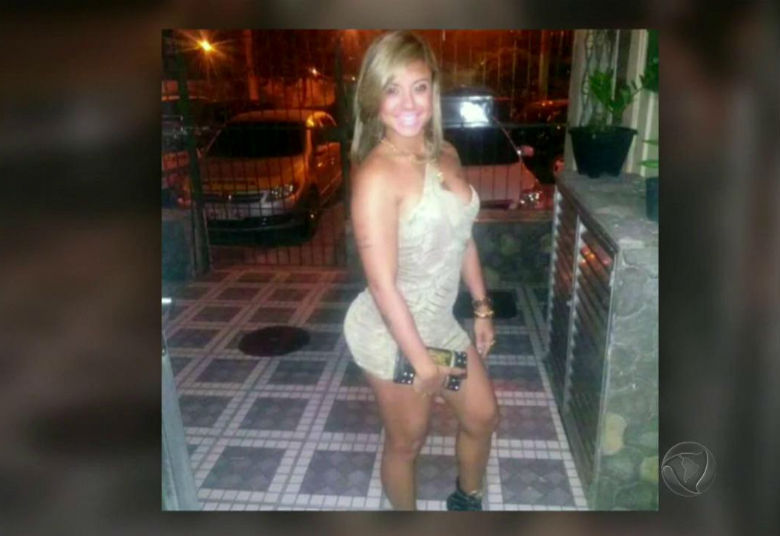 O Cidade Alerta desta quinta-feira (3) mostrou o caso da jovem Marcelle, que foi mais uma vítima da busca incansável pelo corpo perfeito. A loira queria turbinar o bumbum e procurou uma clínica de estética para fazer a aplicação. Ao invés de usar o produto certo, a falsa médica usou silicone de carro no bumbum da paciente. Veja o caso na galeria!+ Quer ver tudo o que rolou no Cidade Alerta? Veja a íntegra no R7 Play
