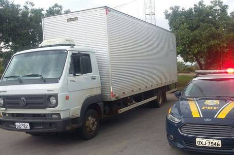 Vítima foi feita refém e mantida trancada em carro