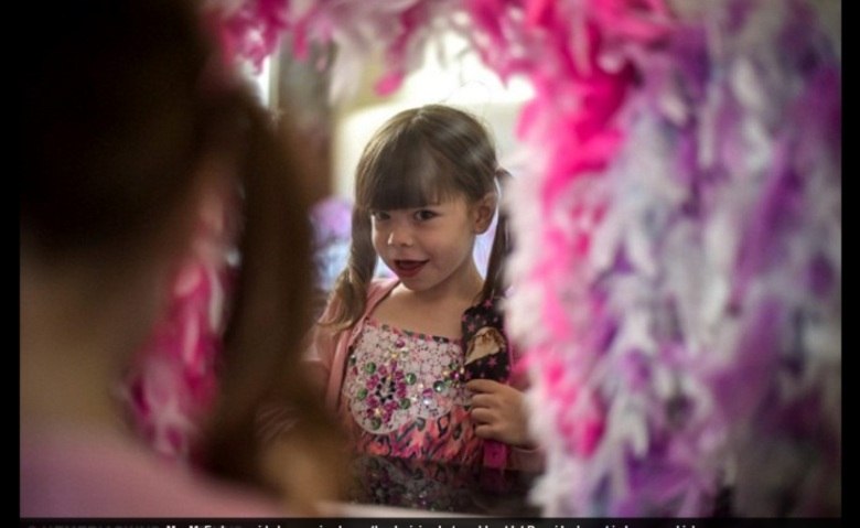 — Tínhamos muito medo de que ele sofresse preconceito na
escola, mas decidimos que ele seria quem ele quisesse ser. Nosso medo não
poderia proibir que ele fosse da maneira que ele quisesse