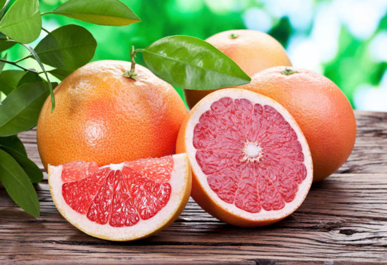 ToranjaEssa laranja gigante é cheia de vitamina C e antioxidantes, que ajudam a eliminar as toxinas do corpo. Além disso, ela possui flavonoides, que causam a eliminação de gordura do fígado ao invés de mantê-la no organismo