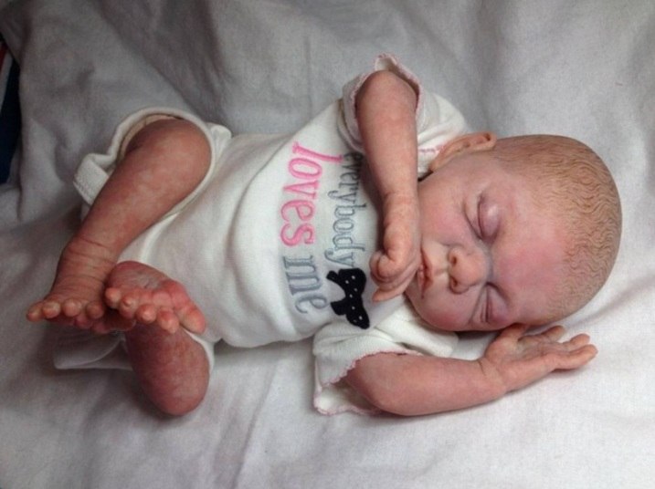 Ao olhar esta foto, quem diria que este bebê dormindo é de 'mentirinha'? No último domingo (13),
o programa Hora do Faro contou a
história de Marilyn Mansfield — uma mulher que cria bonecas que parecem bebês de
verdade. Quer conhecer uma pequena parte da coleção desta artista que tem mais de 300 bonecas? Confira a seguirAssista todas às transformações da Hora do Faro no R7 Play!   