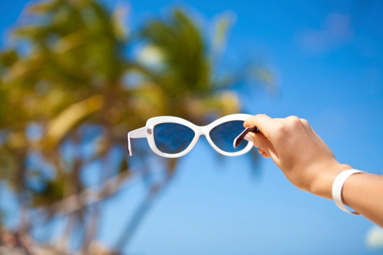 Não esqueça de óculos de solCom dias mais longos e mais horas de sol, o verão á a época perfeita para usar os óculos escuros. Além de protegerem nossos olhos contra a exposição dos raios UV, eles são o complemento perfeito para os looks de verão, opina Wânia. — Lembre-se apenas de sempre escolher marcas e ópticas de confiança, recomendadas pelo seu oftalmologista, que vão oferecer óculos com proteção UV. Quando você usa óculos sem proteção UV, seus olhos ficam expostos à radiação e seus malefícios