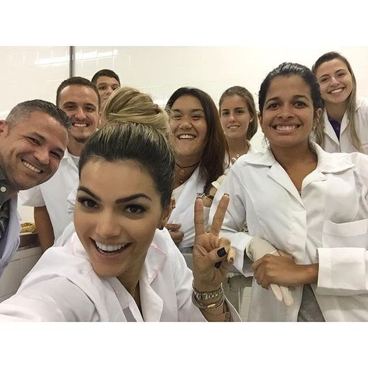 Aos 32 anos, Kelly Key resolveu retornar à faculdade para
realizar um sonho de infância: cursar medicina veterinária. A cantora — formada em administração — concluiu o segundo semestre com louvor. Em
conversa com o R7, a mulher de Mico Freitas e mãe de Suzanna, de 15 anos, e de
Jaime Vitor, de 10, contou que é uma das melhores alunas da sala e que, mesmo com a rotina corrida, pretende ampliar a família antes mesmo de se formar.
— Sempre sonhei em fazer veterinária, é um sonho de infância.
Fiz administração e acho que esse é o momento certo para isso, porque consegui
conciliar melhor a minha agenda. É uma loucura. Muitas vezes não dá para
conciliar, mas estou realizando um sonho antigo, uma coisa que quero fazer e
preciso realizar. Então, está sendo uma delíciaAcesse o R7 Play e assista à programação da Record quando
quiser