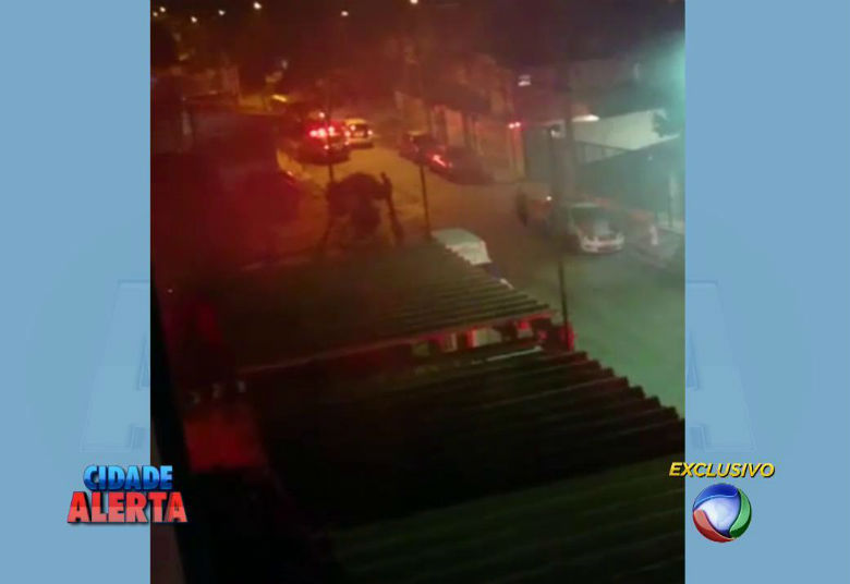 Gilberto liberou a filha e voltou a agredir Rosângela com
violência. Não satisfeito, o marido ateou fogo na própria casa e permaneceu no local. Para a polícia, o marido morreu provavelmente por causa da inalação
da fumaça+ Quer ver tudo o que rolou no Cidade Alerta? Veja a íntegra no R7 Play