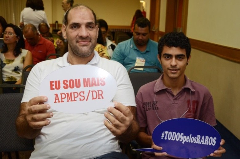 Aos 20 anos, ele tinha
cerca de 1,80 m e, hoje, aos 41 anos, já está com 1,92 m. Além da aparência, a
doença causa muito desconforto na realização de atividades cotidianas e provoca
“muita dor nas articulações, porque o crescimento excessivo acaba desgastando
as cartilagens”