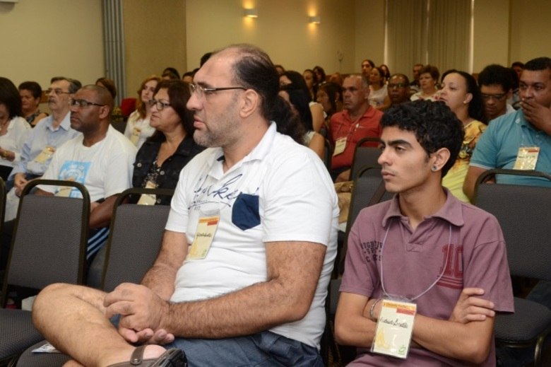 Além de problemas físicos, Lucateli também teve o organismo desregulado.— A acromegalia não cresce só externo, mas interno também, e pode acontecer diferentes insuficiências hormonais, e causar problemas no fígado, estomago, tireoide. Preciso tomar vários remédios para controlar a produção hormonal do meu organismo