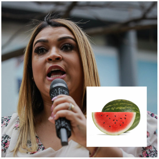 Já Preta Gil se casou, fez centenas de Snapchats e até alfinetou Fabíola... apesar da relação conturbada com a Venenosa, também merece um presentinho, que é...— Uma melancia para ela pendurar no pescoço, já que gosta tanto de aparecer! Aí, quem sabe com a melancia ela consegue, né? Ela já postou foto com marido na cama, comendo, com medo de avião... Faz vídeo de tudo o tempo inteiro, a vida dela é ficar no Snapchat. Então, quem sabe com uma melancia ela consegue parecer melhor?> Veja toda a programação da Record no R7 Play