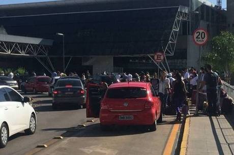Turistas esperavam no sol diante da fila formada para o check-in no Aeroporto de Brasília
