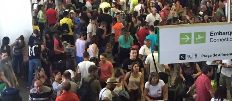 Saguão do Aeroporto JK, em Brasília, lotado por conta das filas no despacho de bagagens