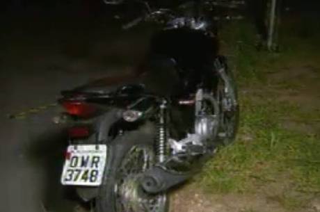 Vítima abandonou a motocicleta e caiu em barranco, mas foi atingida pelos disparos