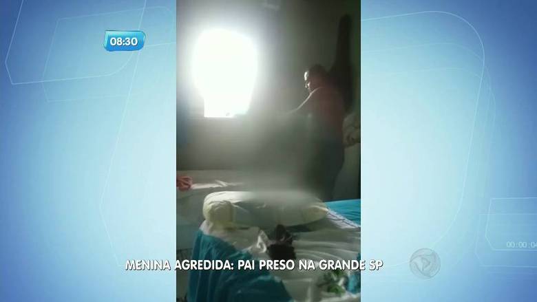 O pai flagrado em vídeo agredindo a filha de apenas três
anos com uma cinta foi preso na noite da última quarta-feira (30). Ele estava
escondido em uma comunidade de Francisco Morato, na grande São Paulo