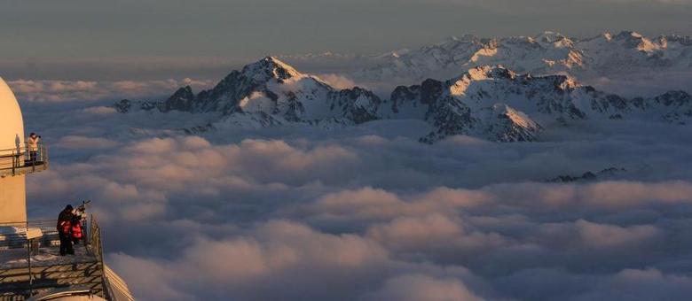 Do topo gelado do Pic Du Midi, é possível avistar as cadeias montanhosas da região em posição acima das nuvens