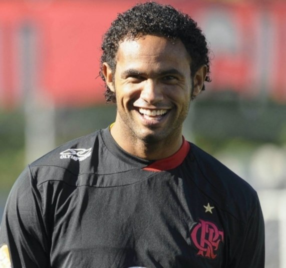 O ex-goleiro Bruno, condenado a 22 anos de prisão pela morte de Eliza Samúdio em 2010, deu uma  entrevista para a Rádio Itatiaia contando que tinha um pré-contrato assinado com o Milan na época que foi preso. Mas esse não era a única proposta de sair do Brasil que o jogador tinha