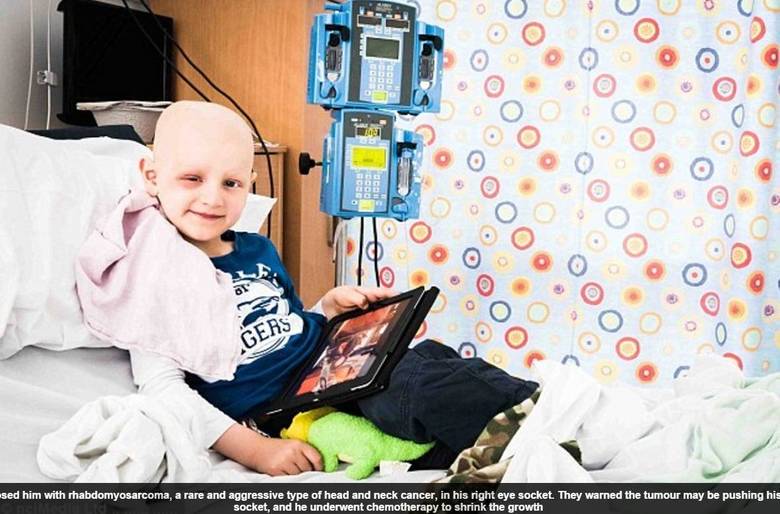 O
tumor estava empurrando o olho da criança para fora. Então, ele precisou ser
submetido à quimioterapia. A mãe, Marie, 37 anos, recordou o momento quando recebeu o diagnóstico