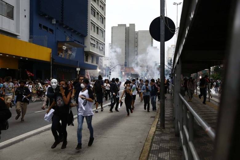 Correria na rua da Consolação. Um rapaz detido na região foi levado ao 4º DP. Amigas do detido disseram que ele estava num bar, antes de o protesto começar, ele estava num bar. Ao ouvir as bombas, foi unir-se aos outros manifestantes e acabou detido.