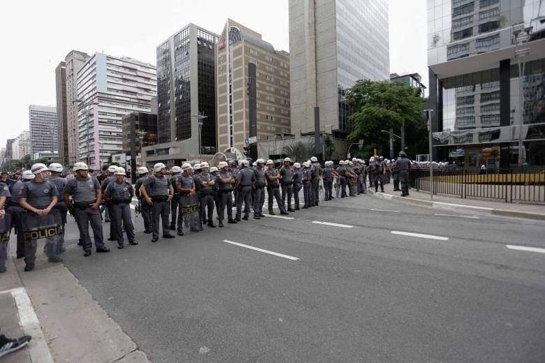 O tenente-coronel, José Luís Oliveira, responsável pelo policiamento neste protesto, declarou que a manifestação é livre, mas mascarados devem ser averiguados.
