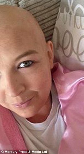 Uma mulher que acreditava estar grávida ficou horrorizada quando os médicos informaram que ela, na verdade, tinha câncer cervical avançado. As informações são do portal de notícias britânico Daily Mail