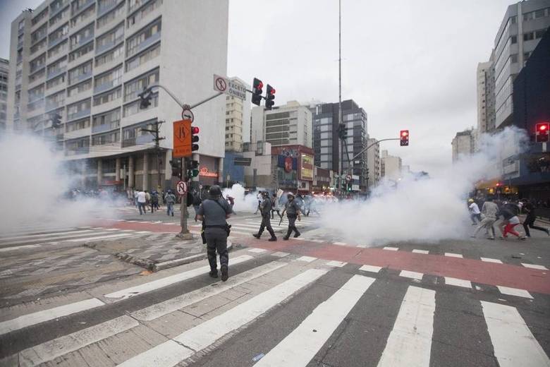 A PM queria que o ato descesse a rua Consolação, até a praça da República. Formando um cordão, os militares avançaram contra os manifestantes. Uma sequência de bombas foi disparada contra o grupo, que já contava com cerca de 1 mil a 2 mil pessoas. Em entrevista coletiva, o secretário de Estado a Segurança criticou o MPL por não definir previamente o trajeto, para que linhas de ônibus sejam desviadas e pedras, que possam ser usadas como armas sejam, retiradas das ruas. Ao menos oito pessoas foram detidas.