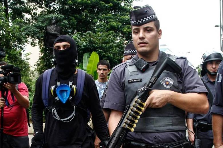 Antes do início da caminhada, um manifestante mascarado foi abordado pela polícia. O jovem precisou tirar a máscara, teve a mochila revistada e a identidade conferida.