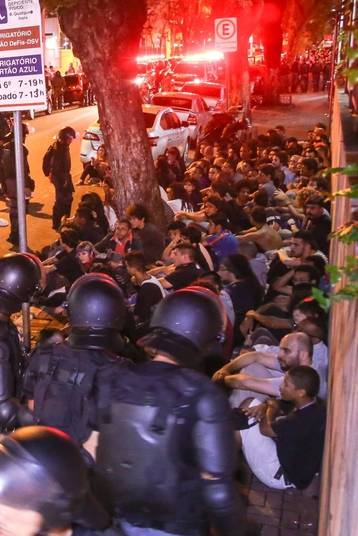 PM detém manifestantes na região central da cidade.