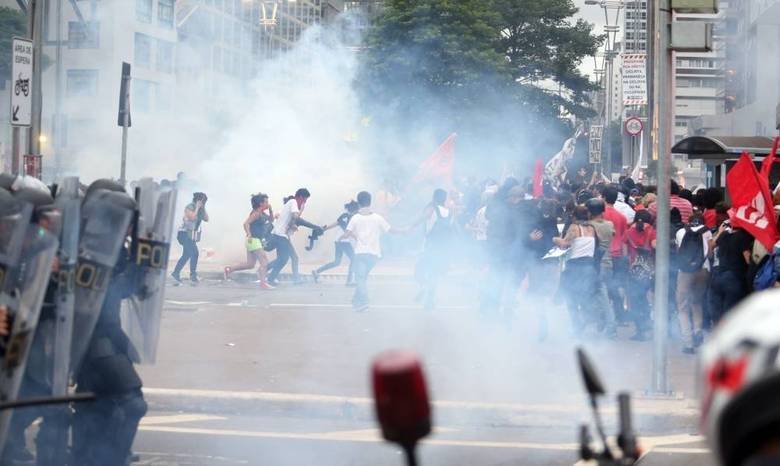 O objetivo do ato era protestar contra o aumento das tarifas de ônibus, metrô e trem, de R$ 3,50 para R$ 3,80, anunciado pelas gestões Haddad e Alckmin no final do ano passado. A nova tarifa passou a valer no último sábado (9).