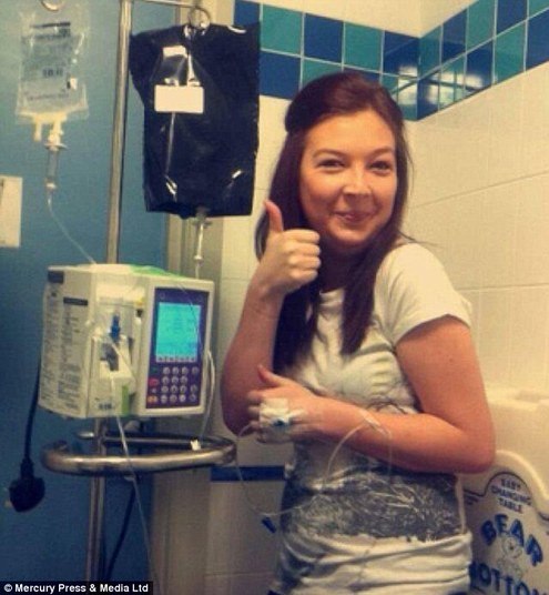 Jessica Dempsey, de 28 anos, moradora de Liverpool, contou que sentia muitas dores agonizantes. Ela teria procurado dez médicos, mas todos disseram que os sintomas eram de infecção nos rins — um deles até mesmo afirmou que a jovem estava grávida. Até que Jessica foi finalmente diagnosticada com estágio quatro de câncer cervical