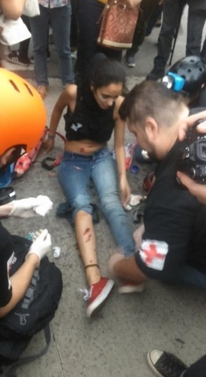Manifestante é atendida após PM lançar bombas na avenida Paulista.
