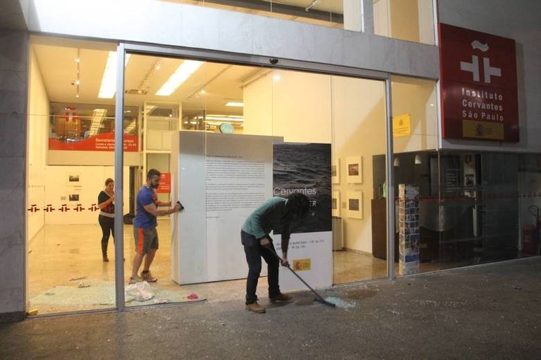 A entrada do Instituto Cervantes foi destruída por black blocs.