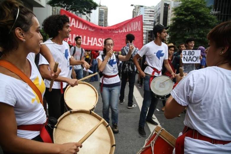 Manifestantes batucavam na Paulista. Além de integrantes do MPL, movimentos como Umes, Upes, Juventude vem para Rua, Grupo Rua também marcam presença.