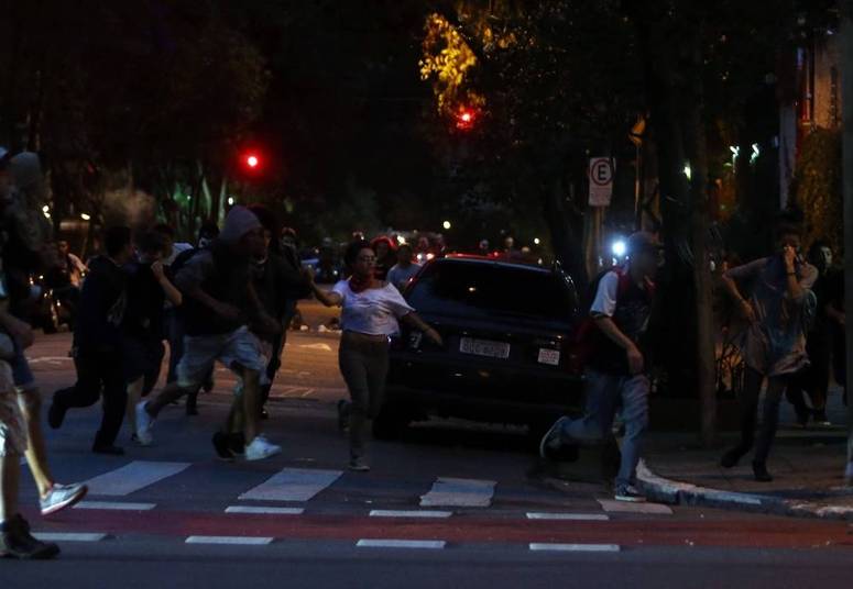 Na região da Paulista, dois adolescentes foram detidos e levados ao 78º DP. Eles afirmaram ser moradores de rua. Um deles disse ter sido detido após pegar uma touca no chão. O outro disse que revirava uma mochila, com explosivos dentro, quando foi abordado.