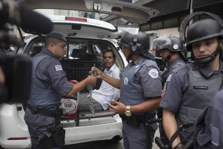 Ainda antes do início da caminhada, um homem carregando uma corrente que se integrou à concentração foi detido pela PM.