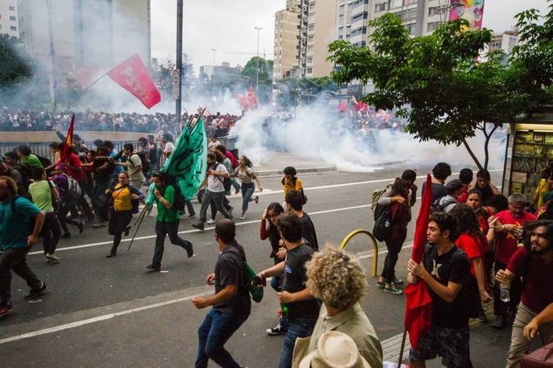 A sequência de bombas esvaziou a praça do Ciclista. Parte dos manifestantes tentaram fazer barricadas, tanto na Paulista como na Consolação.