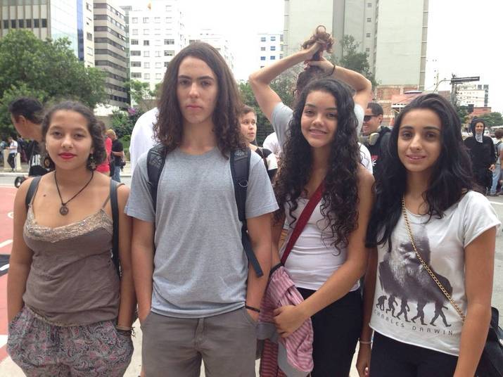 Assim como no primeiro ato, estudantes secundaristas marcam presença no protesto. Tailane Vasconcelos, 15 anos, estuda na escola Amália Maria dos Santos, em Itaquaquecetuba. — A minha escola não foi ocupada, mas demos apoio. Fui no outro protesto e hoje arrastei meus amigos. Thalie Guedes, 15 anos, estuda na EE Homero Fernando Milano em Itaquaquecetuba e também apoia o ato. — O aumento da passagem é uma injustiça. Não tem motivo. Augusto Andrade, 16 anos, estuda em escola particular e também é contra o aumento da tarifa na cidade. — O governo subestima o povo.
