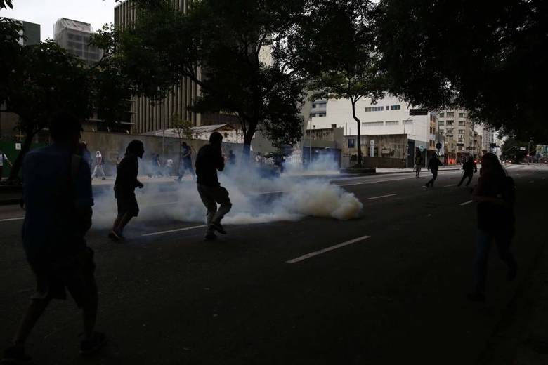 Após a ação da PM, a manifestação se dispersou. Parte do grupo, com cerca de 300 a 400 manifestantes, desceu a Consolação. Quando o grupo chegou em Higienópolis, a PM lançou mais bombas contra os manifestantes.