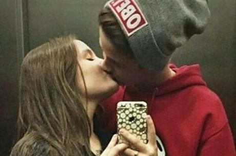 Larissa Manoela e João Guilherme aparecem se beijando em foto